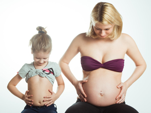 фотосессия беременной мамы и дочки