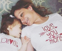 мама и дочка в футболках